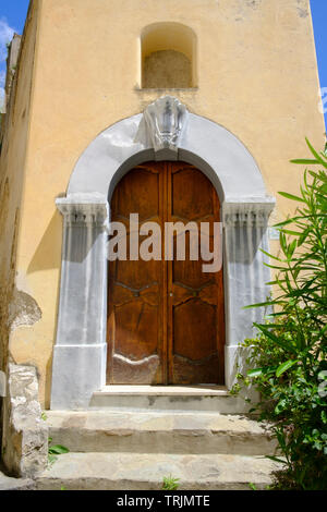 Traditionelle bunte Italienische Haus mit Torbogen und Holztür in Positano an der Amalfiküste in Kampanien in Süditalien Stockfoto