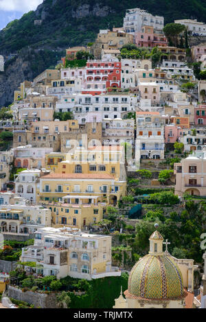 Dicht gedrängt farbenfrohe Häuser und Hotels in die Klippe italienischen Dorf Positano an der Amalfiküste in Kampanien in Süditalien Stockfoto