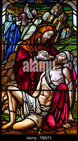 Glasfenster der barmherzige Samariter in Roxton Kapelle. Stockfoto