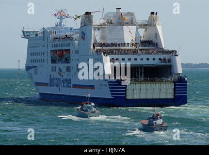 AJAXNETPHOTO. 3. JUNI, 2019. PORTSMOUTH, England. - BRITTANY FERRIES CROSS CHANNEL FÄHRE MONT ST MICHEL, IHRE DECKS gesäumt mit 1944 D-DAY Veteranen, Outward Bound in die Normandie, GEFOLGT VON EX KÜSTEN KRÄFTE WENIG SCHIFFE MGB (MOTOR GUN BOOT) 81 (EX-MTB 416) UND DIE VOR KURZEM RESTAURIERTE MA/SB (MOTOR Anti-U-Boot) 27, TEIL DER FLOTTILLE von HSL (HIGH SPEED LAUNCH) 102, EX HDML 1387 (HAFEN VERTEIDIGUNG MOTOR STARTEN) MEDUSA UND 8 DÜNKIRCHEN WENIG SCHIFFE. Foto: Jonathan Eastland/AJAX REF: GX8 190306 354 2 AUS Stockfoto