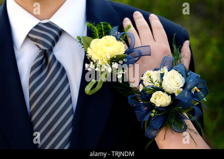 Hände von Datum Prom Night blumen Corsage formale Abnutzung Stockfoto