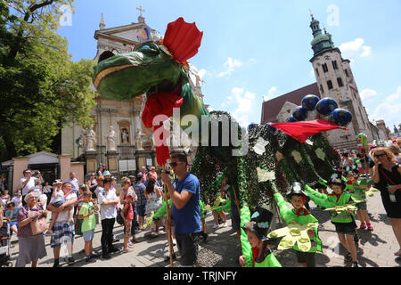 Krakau. Krakau. Polen. Drachen Parade, die jährliche Veranstaltung im Zentrum der Altstadt. Stockfoto