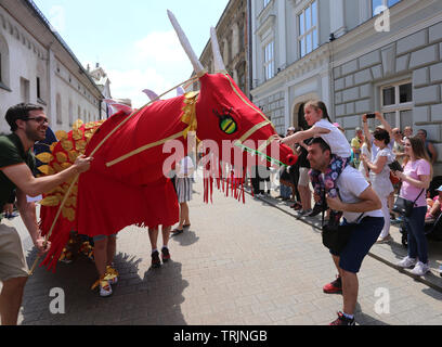 Krakau. Krakau. Polen. Drachen Parade, die jährliche Veranstaltung im Zentrum der Altstadt. Stockfoto