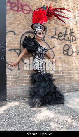 Stellen Porträt einer Trans marcher im Kostüm an der 2019 Queens CSD-Parade in Jackson Heights, NEW YORK CITY. Stockfoto