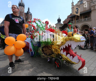 Krakau. Krakau. Polen. Drachen Parade, die jährliche Veranstaltung im Zentrum der Altstadt. Stockfoto