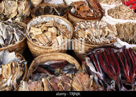 Dieses Foto wurde auf einem Markt in Mandalay. Es zeigt Körbe voll von verschiedenen localy produziert getrockneten Fisch Stockfoto