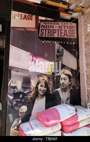 1970 s Vintage collage Poster an der Wand der verlassene Baustelle in der Nähe von Berwick Street Market in Soho in London England UK KATHY DEWITT abgerissen Stockfoto