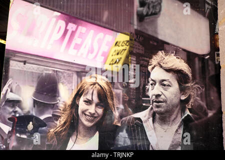 Serge Gainsbourg & Jane Birkin 70er Vintage Poster Collage auf Wand der verlassene Baustelle Soho London England UK KATHY DEWITT abgerissen Stockfoto