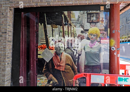 Alte getönte Fotografie der 1960er oder 1970er Jahre an der Wand des Verderbniss Gebäude wird in der Nähe des Berwick Street Market in Soho London abgerissen ENGLAND GB KATHY DEWITT Stockfoto