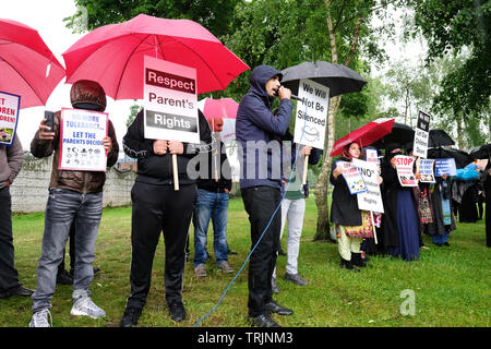 Birmingham, Großbritannien - Freitag, 7. Juni 2019 - die Demonstranten Gesang in der Nähe der Anderton Park Primary School in Birmingham in einem Protest gegen die keine Außenseiter Bildung Programm - ein hohes Gericht einstweilige Verfügung in Kraft ist, Demonstranten direkt außerhalb der Schule zu verhindern. Foto Steven Mai/Alamy leben Nachrichten Stockfoto