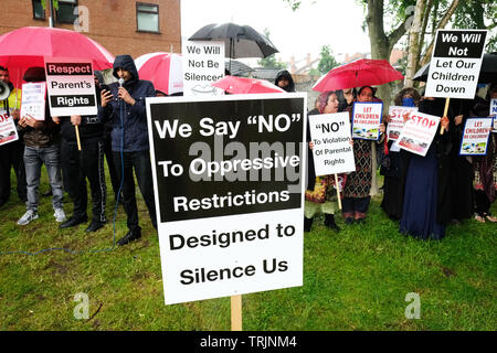 Birmingham, Großbritannien - Freitag, 7. Juni 2019 - die Demonstranten Gesang in der Nähe der Anderton Park Primary School in Birmingham in einem Protest gegen die keine Außenseiter Bildung Programm - ein hohes Gericht einstweilige Verfügung in Kraft ist, Demonstranten direkt außerhalb der Schule zu verhindern. Foto Steven Mai/Alamy leben Nachrichten Stockfoto