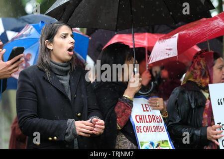 Birmingham, Großbritannien - Freitag, 7. Juni 2019 - die Demonstranten Gesang in der Nähe der Anderton Park Primary School in Birmingham in einem Protest gegen die keine Außenseiter Bildung Programm - ein hohes Gericht einstweilige Verfügung in Kraft ist, Demonstranten direkt außerhalb der Schule zu verhindern. Foto Steven Mai/Alamy leben Nachrichten Stockfoto