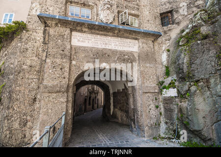 Innere Steintor (innere Stone Gate) auf Steingasse wurde in 1280 erbaut, während im Jahre 1634 erweitert. Das älteste Tor von Salzburg, Österreich Stockfoto