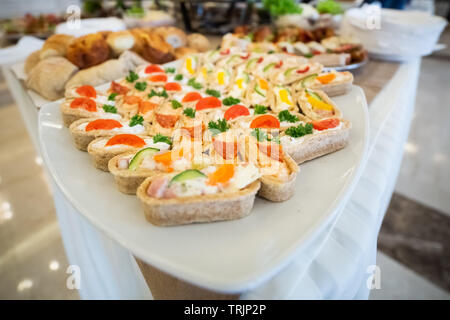 Wunderschön eingerichtete catering Bankett Tisch mit verschiedenen Snacks und Vorspeisen Stockfoto