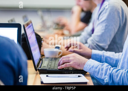 Unternehmer Hände schreiben auf Laptops während der Konferenz oder Seminar. Stockfoto