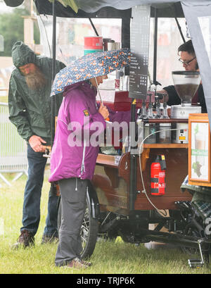 Southwell, Nottinghamshire, Großbritannien. 7. Juni 2019. Heavy Rain die Sprits der Musikliebhaber nicht dämpfen auf der historischen Marktstadt Southwell für das 13 Th. Internationale Wurzeln und akustischer Musik Festival' Tor in Southwell' mit über 50 Künstler, die sich über 4 Tage. Das Festival zieht einige der größten Namen in der Wurzeln und akustischer Musik Szene sowie lokale Talente. Alan Beastall/Alamy leben Nachrichten Stockfoto