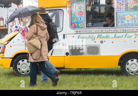 Southwell, Nottinghamshire, Großbritannien. 7. Juni 2019. Heavy Rain die Sprits der Musikliebhaber nicht dämpfen auf der historischen Marktstadt Southwell für das 13 Th. Internationale Wurzeln und akustischer Musik Festival' Tor in Southwell' mit über 50 Künstler, die sich über 4 Tage. Das Festival zieht einige der größten Namen in der Wurzeln und akustischer Musik Szene sowie lokale Talente. Alan Beastall/Alamy leben Nachrichten Stockfoto