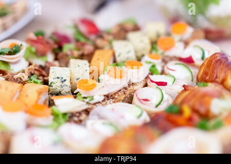 Das schön eingerichtete canape auf der Platte. Stockfoto