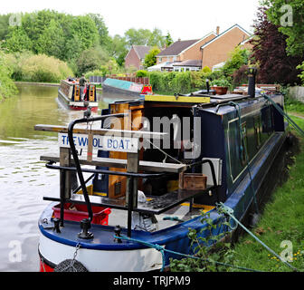 Die Wolle Boot, Boot und Towy in Middlewich. Drei Kanalboote gemeinsam an der Trent und Mersey Canal, eine alte und zwei moderne. Stockfoto