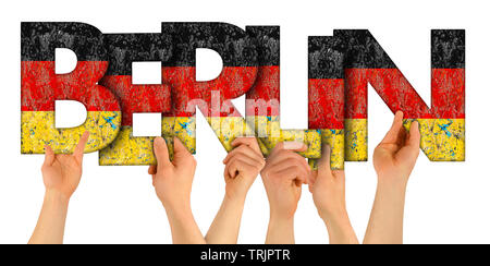 Menschen arme Hände halten bis Holz- brief Schriftzug bilden Wort Berlin Hauptstadt von Deutschland nationalflagge Farben Tourismus reisen Nation Stockfoto