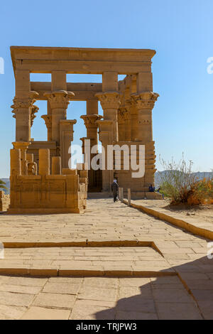 Von Trajan Kiosk im Philae Tempel, ein ägyptischer Tempel Komplex auf der Insel Agilkia im Behälter des Assuan niedrige Dam, Lake Nasser, Ägypten Stockfoto