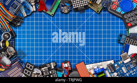 Frame Collage mit Kopie Raum der Mikrocontroller Board Anzeige sensor Schalter Kabel Zubehör und Ausrüstung elektronik Konzept breite 16. Stockfoto