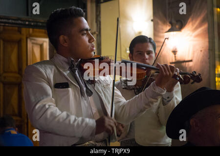 Mariachi Musiker an einer im Restaurant in Guanajuato, Mexiko Stockfoto