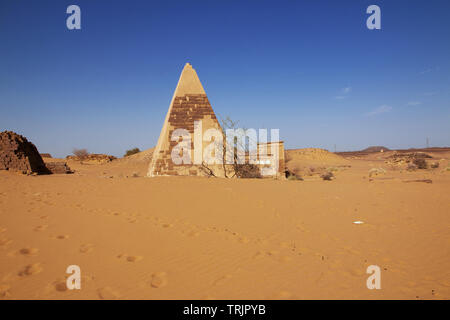 Die antiken Pyramiden von Meroe in der sudanesischen Wüste Stockfoto