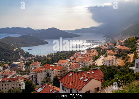 Kas Stadt und Marina View in einem bewölkten Tag. Kas ist eine sehr berühmte touristische Stadt in Antalya, Türkei Stockfoto