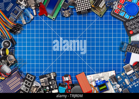 Frame Collage mit Kopie Raum der Mikrocontroller Board Anzeige sensor Schalter Kabel Zubehör und Ausrüstung elektronik Konzept panora Stockfoto