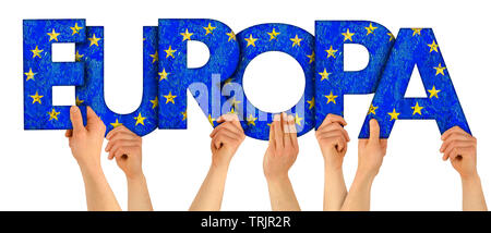 Menschen arme Hände halten bis Holz- brief Schriftzug bilden deutsche Wort Europa (englische Übersetzung: Europa) in der Europäischen Union nationale Flagge Farben Stockfoto