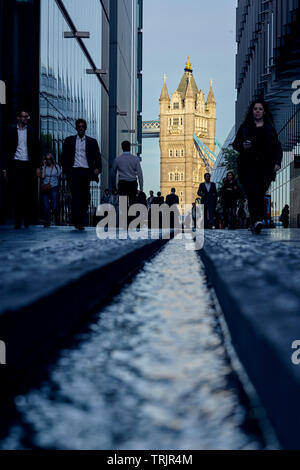 London Tower Bridge aus mehr London Business Viertel gesehen. Stockfoto