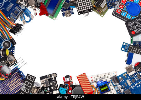 Frame Collage mit Kopie Raum der Mikrocontroller Board Anzeige sensor Schalter Kabel Zubehör und Ausrüstung isoliert auf weißem Electron Stockfoto