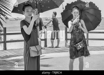 PATTAYA, THAILAND - APRIL 19,2019: beachroad zwei junge und schöne chinesische Frauen waren die Ereignisse am letzten Tag des Songkran, das ist der neue Shooting Stockfoto