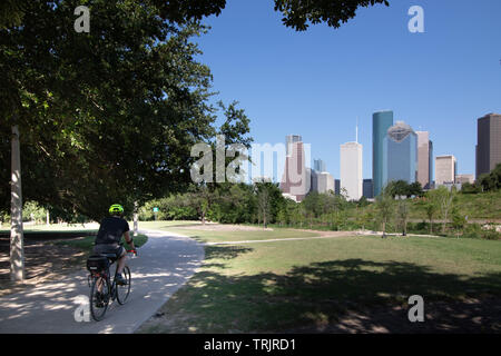 Der Blick auf die Skyline von Houston Wolkenkratzer von Buffalo Bayou. Die Bucht ist durch Spaziergänger, Radfahrer und Menschen fit halten. Stockfoto