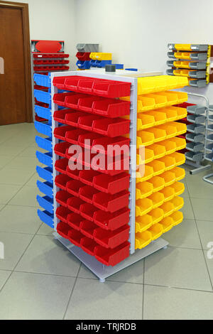 Storage Veranstalter Warenkorb Turm mit Kunststoffbehälter sortieren Stockfoto