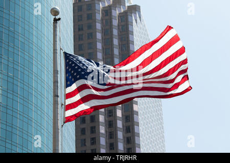 Fliegen amerikanische Flaggen von hohen Wolkenkratzern in Houston, Texas, USA umgeben. Stockfoto