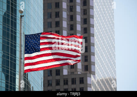 Fliegen amerikanische Flaggen von hohen Wolkenkratzern in Houston, Texas, USA umgeben. Stockfoto