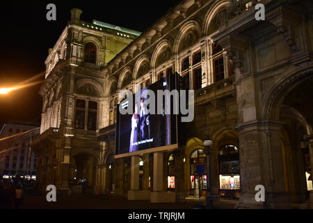 Foto von draußen leben Oper an der Wiener Staatsoper in einer regnerischen Nacht Stockfoto