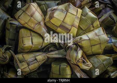 Traditionelle indonesische Essen serviert ketupat jährlich an Eid Mubarak Stockfoto