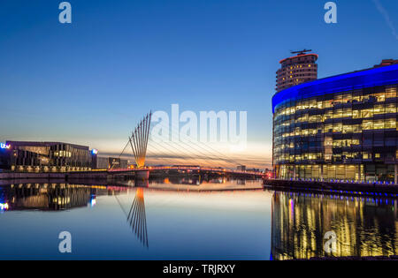 Fußgängerbrücke an der Media City UK, Salford, England Nord, 10. August 2017. Stockfoto