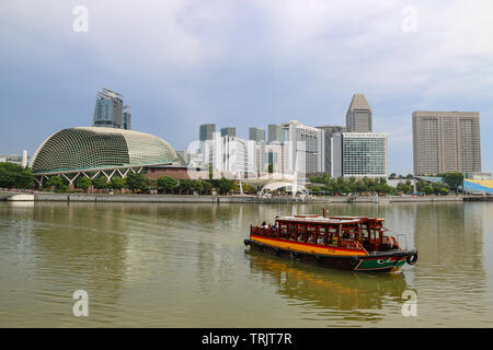 Fähre auf die Marina Bay, mit Theater an der Bucht, im Hintergrund - Singapur Stockfoto