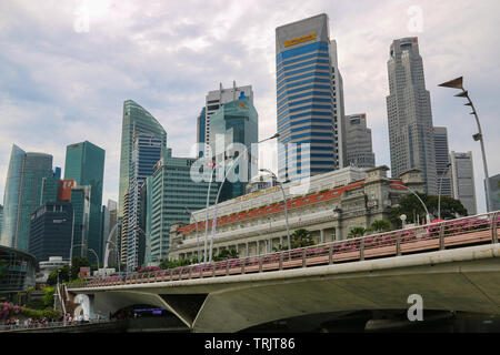 Alt trifft Neu - die historischen Fullerton Hotel mit Singapores Geschäftsviertel im Hintergrund Stockfoto