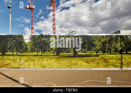 Kontrast der Parklandschaft horten um Baustelle in Kings Cross. Stockfoto