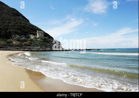 Alten Wehrturm Torre Paola auf einem Hügel nahe dem Mittelmeer im Nationalpark Circeo. Küste von Lungomare Di Sabaudia, Provinz von Lat. Stockfoto