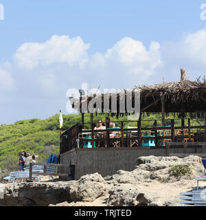 Veranda mit Meerblick Cafe, Menschen, Meer, Panorama. Punta della suina, Salento, Italien Stockfoto