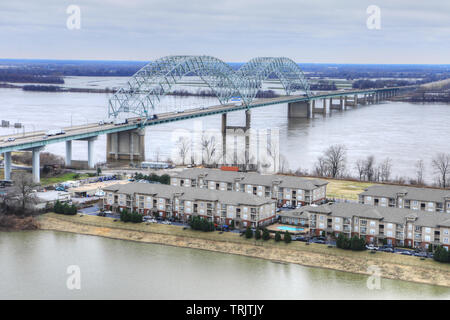 Eine Ansicht der Brücke über den Mississippi River in Memphis Stockfoto