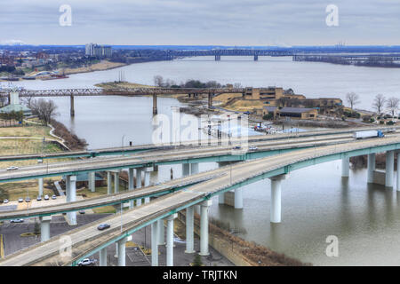 Eine Ansicht der Brücke über den Mississippi River in Memphis, Tennessee Stockfoto