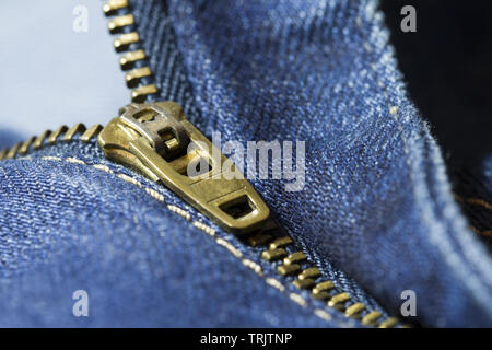 Zipper Denim Jeans Makro. Reißverschluss Makro von Denim Jeans Stockfoto