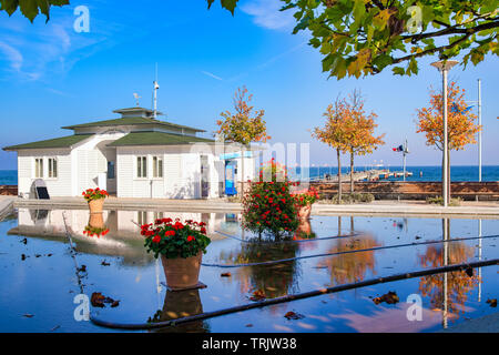 Park mit Springbrunnen und Blumentöpfe in Göhren Ferienort an der Ostsee, Deutschland. Rügen ist beliebtes Touristenziel im Norden Europ Stockfoto